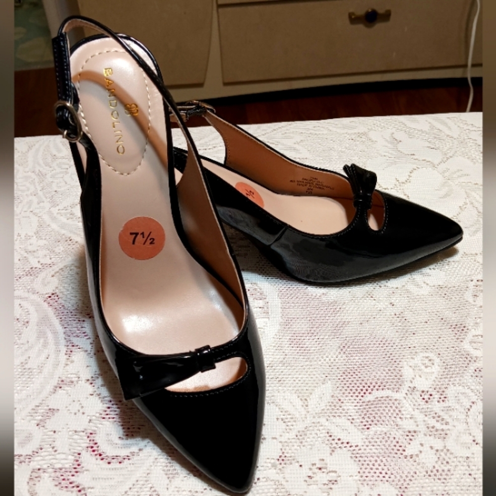 Bandolino Black patent leather strapped pumps Sz 7.5 nwots